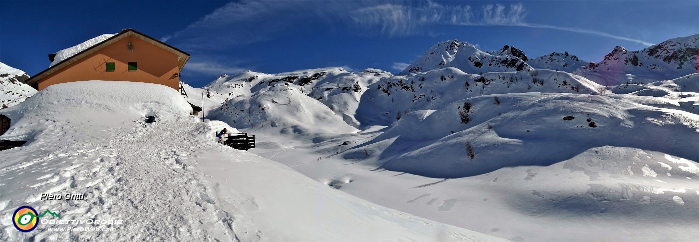 63 Vista panoramica verso il Rif. Calvi (2006 m) e la cerchia ad est dei monti della sua splendida conca carica di neve.jpg